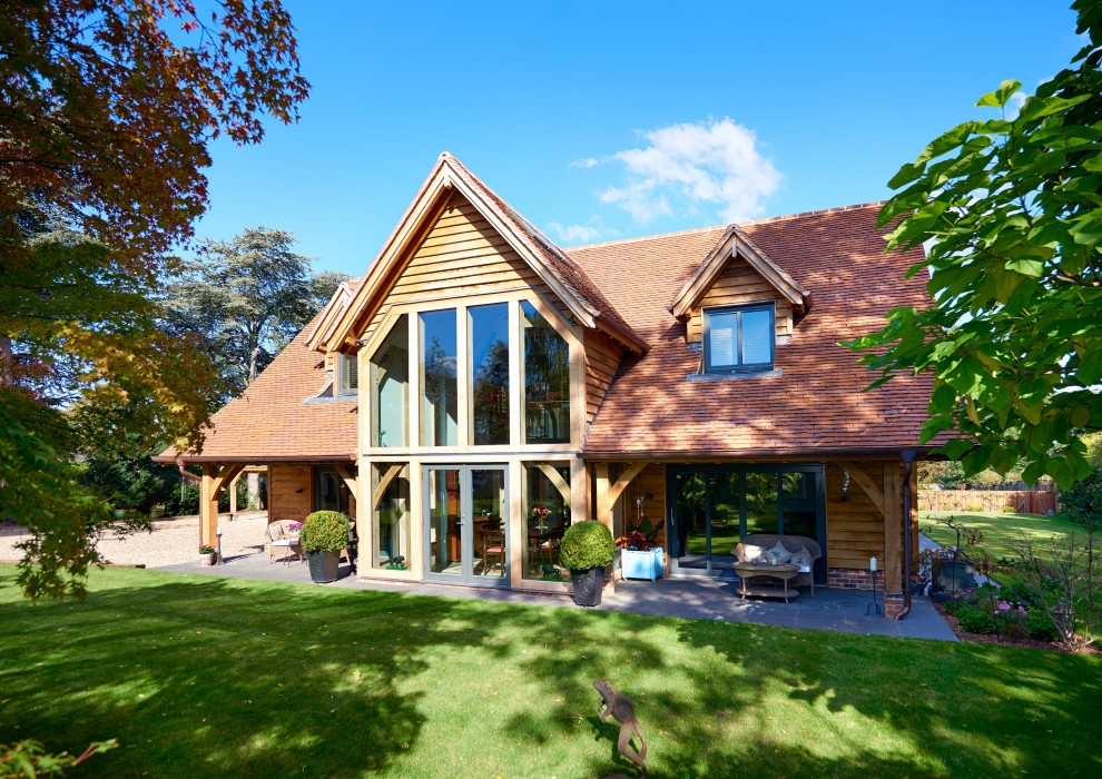 Aménagement d'une façade de maison multicolore craftsman en bois et bardage à clin de taille moyenne et à un étage avec un toit à deux pans, un toit en tuile et un toit rouge.
