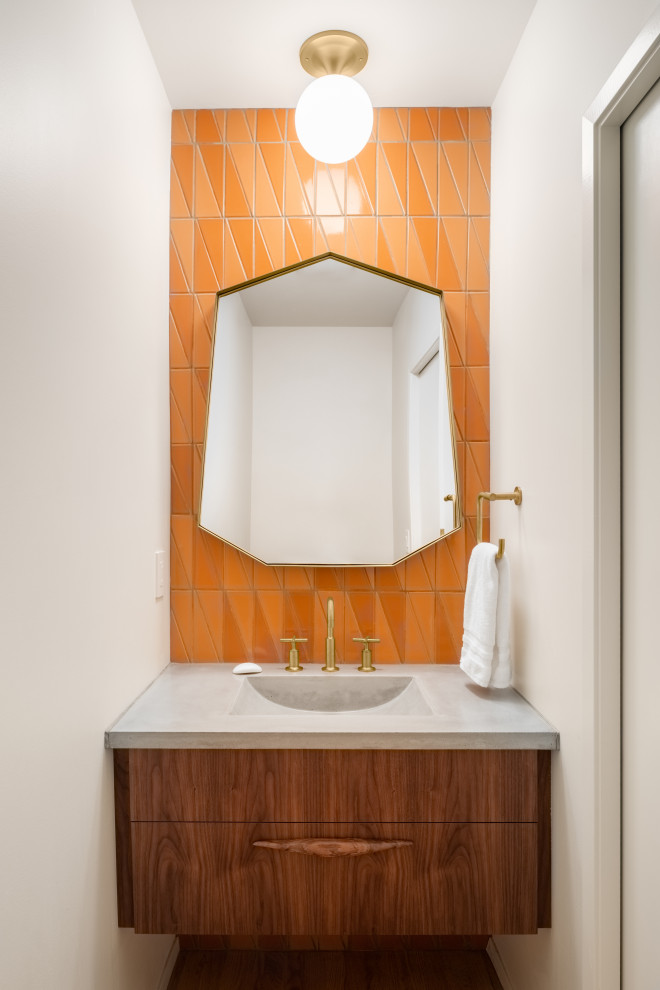 Idée de décoration pour un WC et toilettes vintage en bois foncé avec un placard à porte plane, un carrelage orange, des carreaux de céramique, un mur blanc, parquet clair, un plan de toilette en béton, un plan de toilette gris et meuble-lavabo suspendu.
