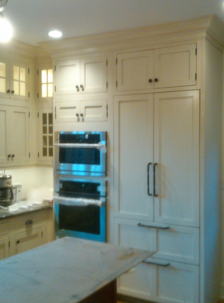 Kitchen - transitional kitchen idea in New York