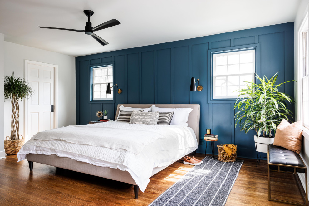 Ejemplo de dormitorio principal y blanco tradicional renovado grande con paredes azules, suelo de madera en tonos medios y suelo marrón