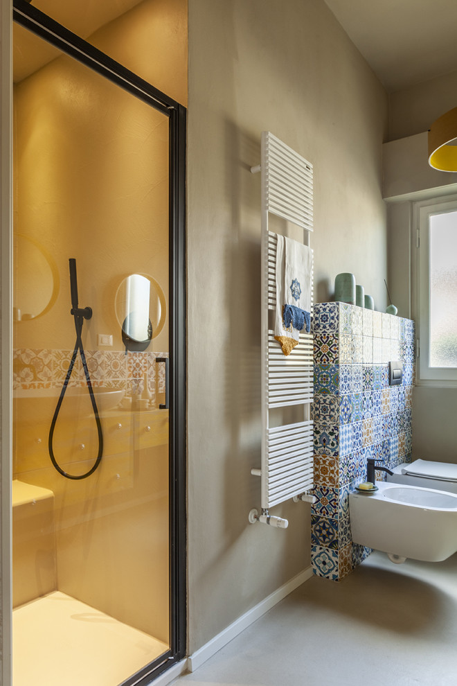 Стильный дизайн: ванная комната среднего размера в средиземноморском стиле с плоскими фасадами, желтыми фасадами, инсталляцией, разноцветной плиткой, керамической плиткой, разноцветными стенами, бетонным полом, душевой кабиной, настольной раковиной, столешницей из дерева, душем с распашными дверями, желтой столешницей, тумбой под одну раковину и встроенной тумбой - последний тренд