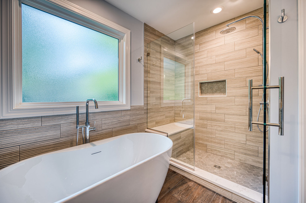 Exemple d'une salle de bain chic de taille moyenne avec un mur gris, parquet foncé, un plan de toilette en quartz modifié, meuble double vasque et meuble-lavabo encastré.