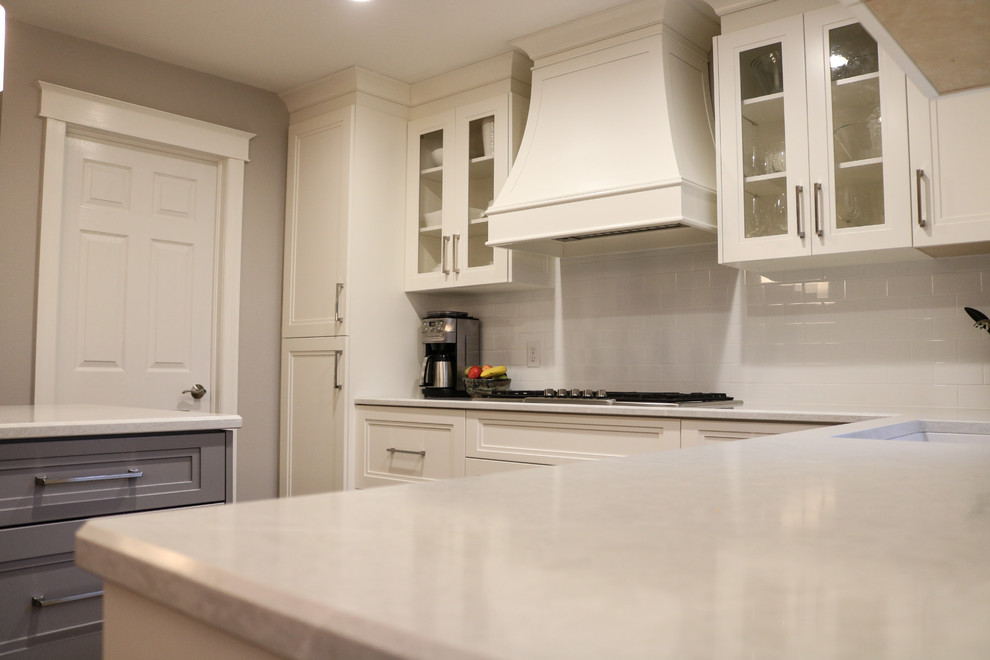 Inspiration for a transitional kitchen remodel in Toronto