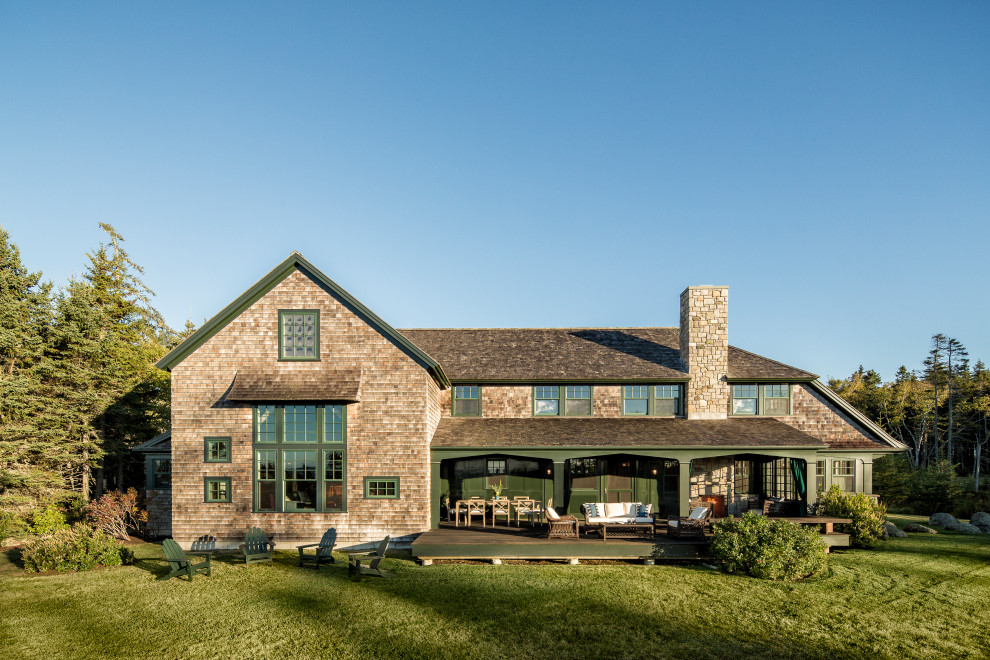 Diseño de fachada verde rústica con revestimiento de madera y teja