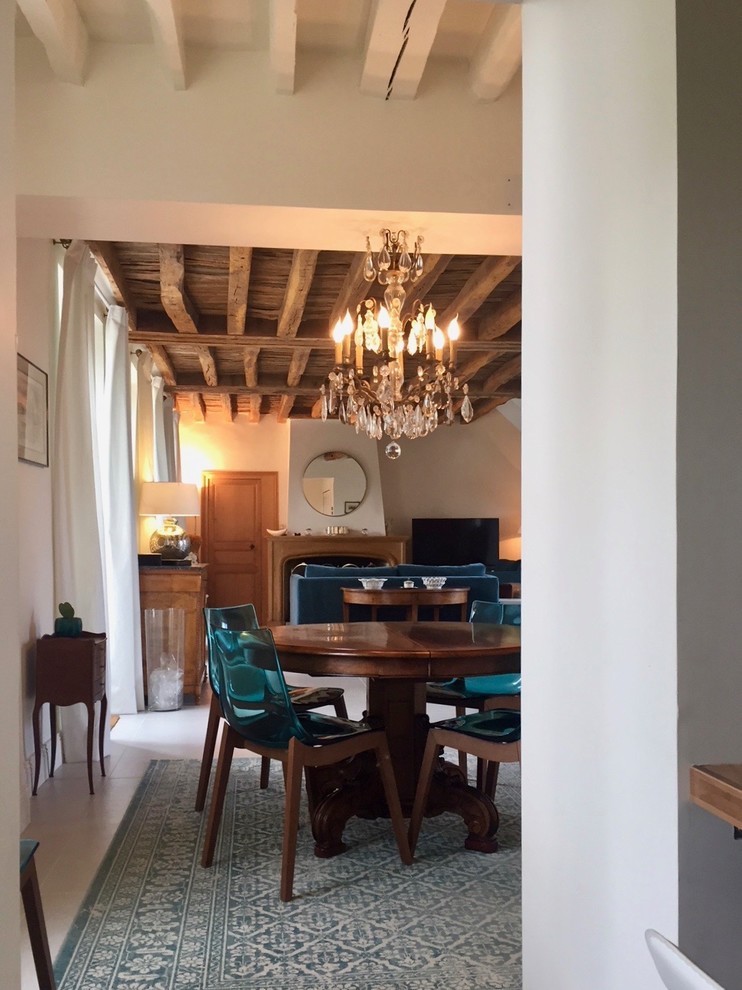 Inspiration pour une grande salle à manger traditionnelle avec un mur blanc, un sol en carrelage de céramique, une cheminée standard, un manteau de cheminée en bois et un sol blanc.