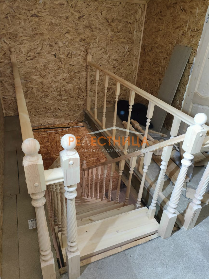 Деревянная лестница К-002М2 с резным ограждением