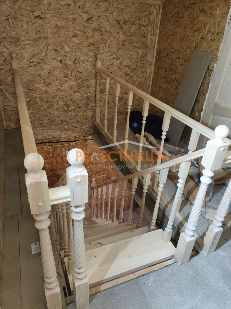 Деревянная лестница К-002М2 с резным ограждением
