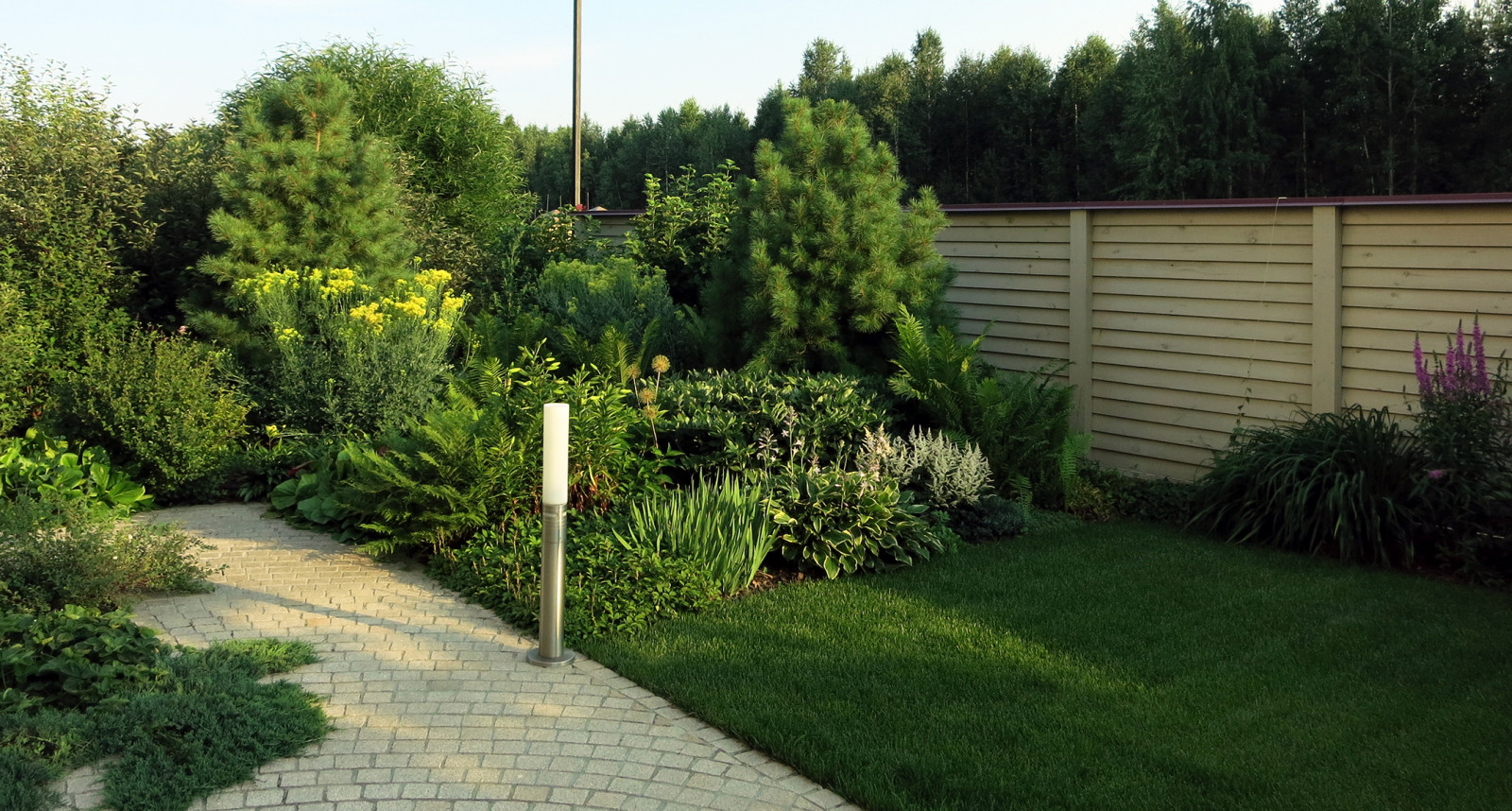 Сад с геометричным водоемом