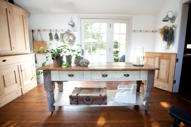Shy Rabbit Farm farmhouse-entry