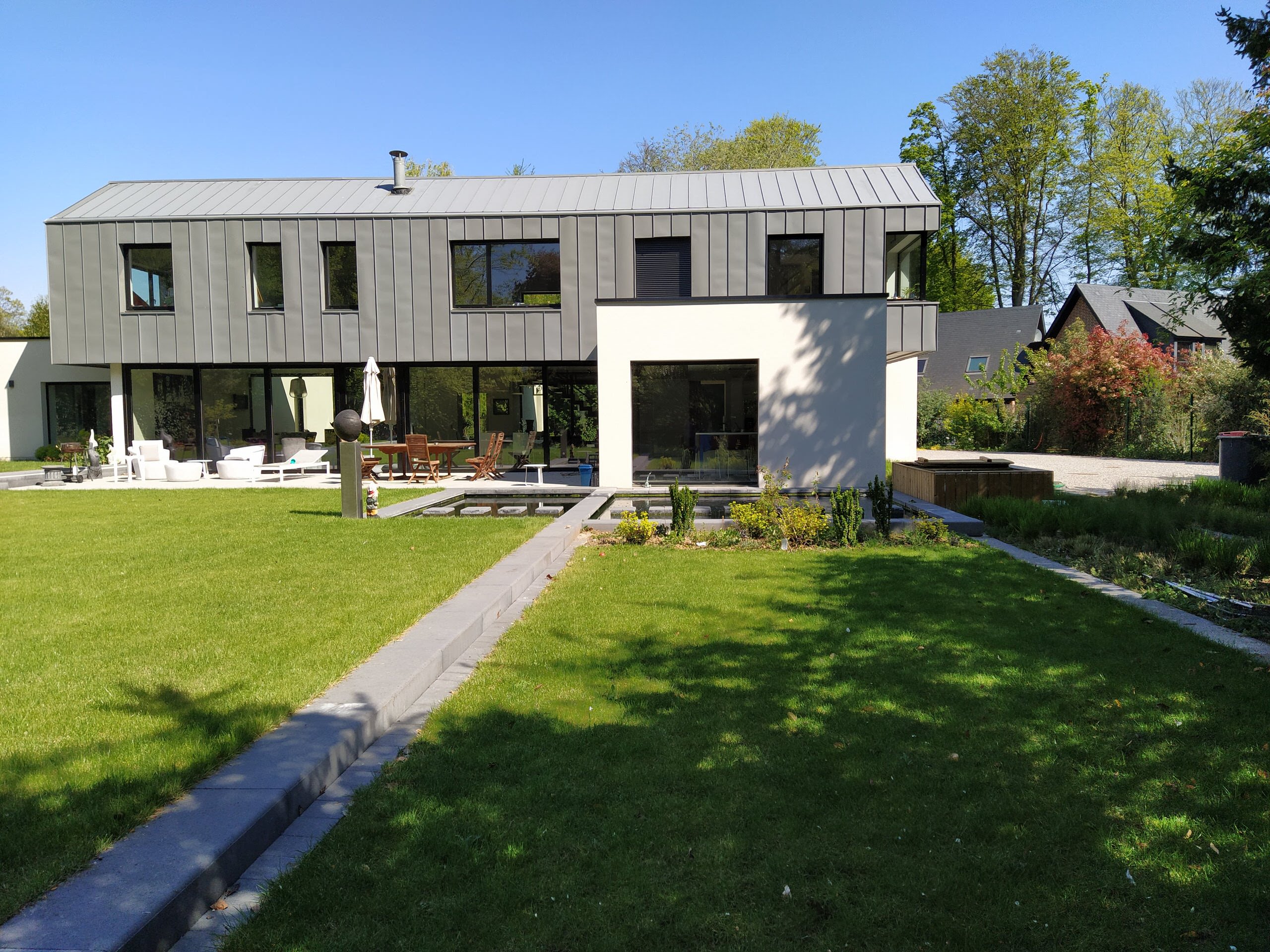 Aménagement d’un jardin autour d’une maison contemporaine - 2150 m²