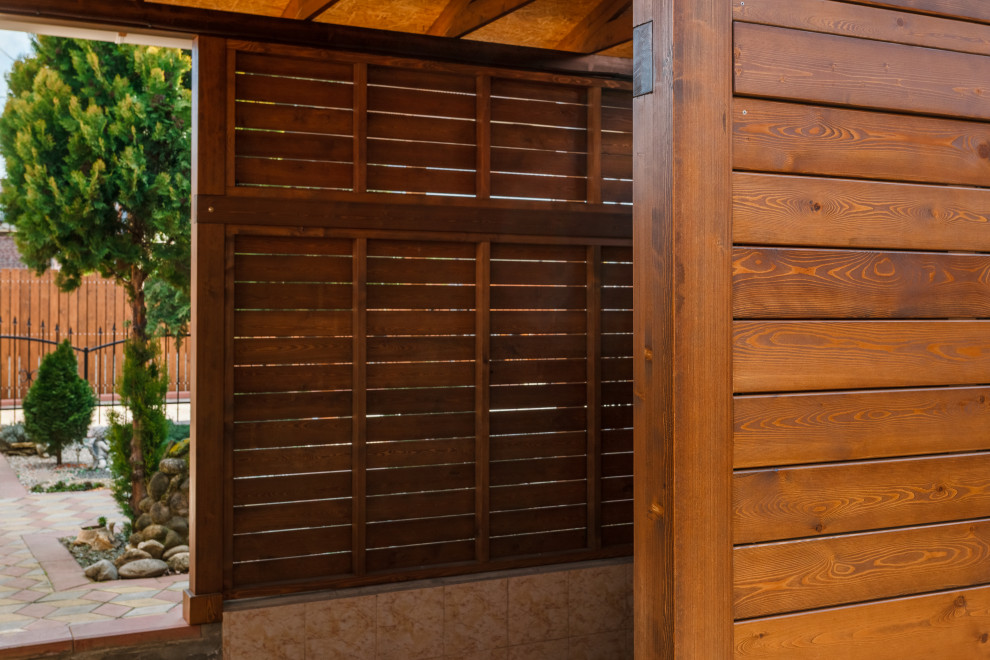 Заезд в гараж. Навес из натурального дерева.