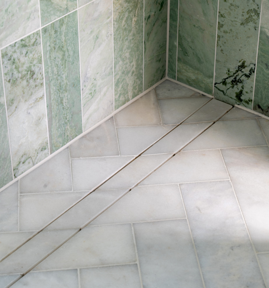 Inspiration för ett mellanstort funkis vit vitt badrum med dusch, med släta luckor, gröna skåp, våtrum, en vägghängd toalettstol, grön kakel, marmorkakel, vita väggar, marmorgolv, ett väggmonterat handfat, vitt golv och dusch med gångjärnsdörr