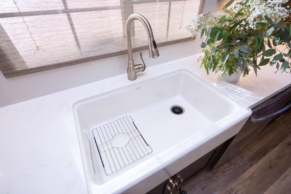 Transitional kitchen photo in Sacramento