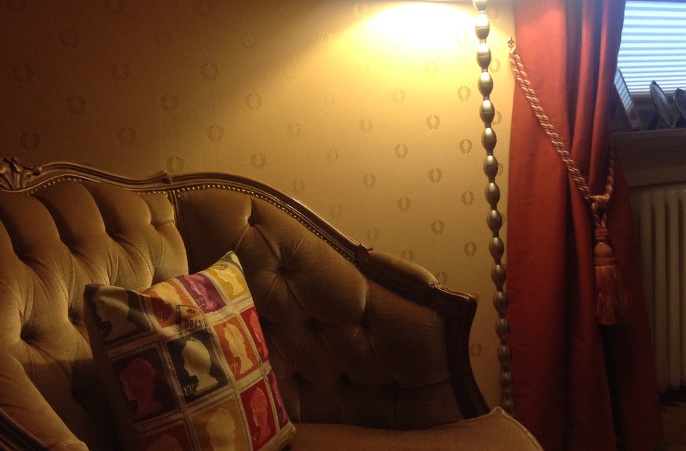 Kleines Country Lesezimmer mit beiger Wandfarbe und hellem Holzboden in Köln