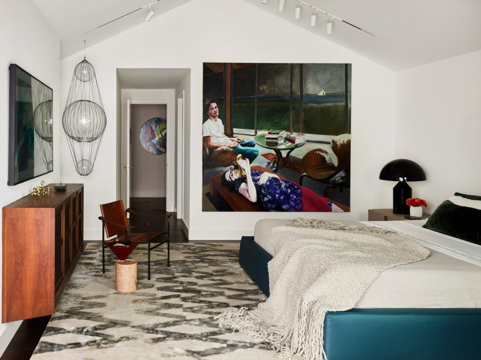 Cette image montre une chambre parentale vintage de taille moyenne avec un mur blanc, parquet foncé, un sol marron et un plafond voûté.