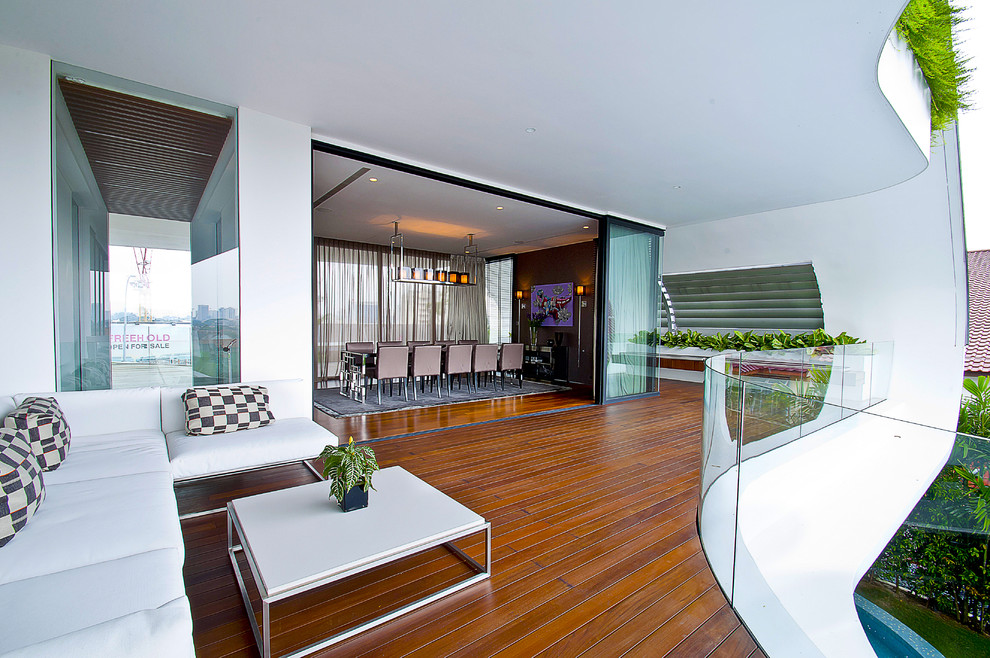 Inspiration for a contemporary balcony in Singapore with a roof extension.