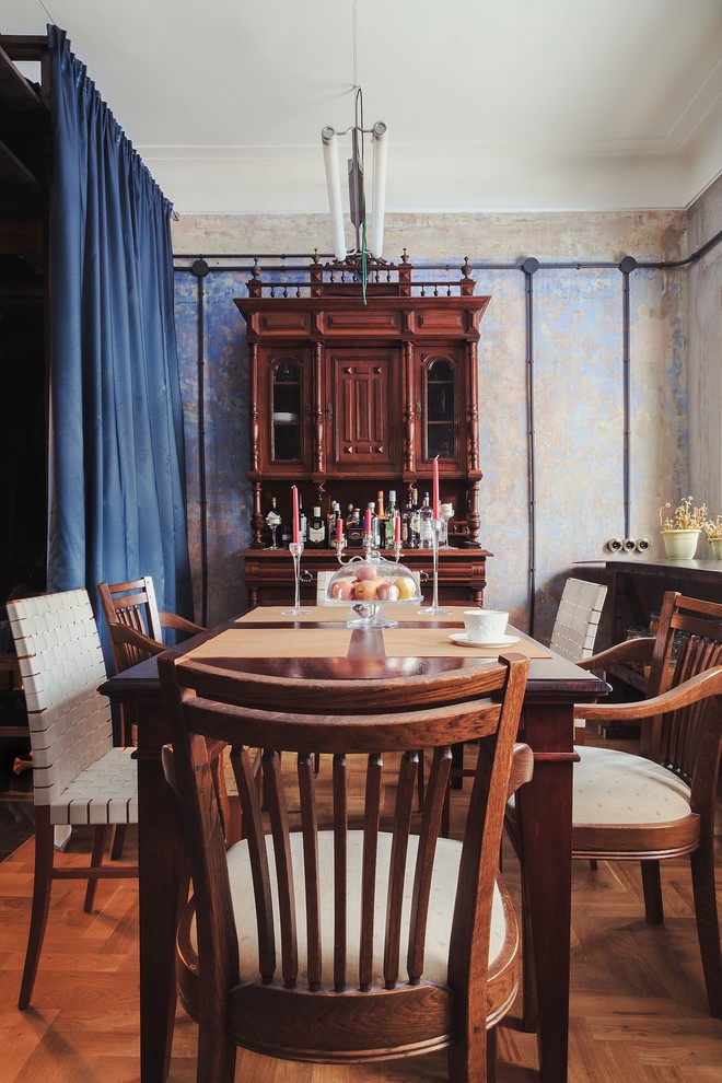 Eclectic dining room in Yekaterinburg.