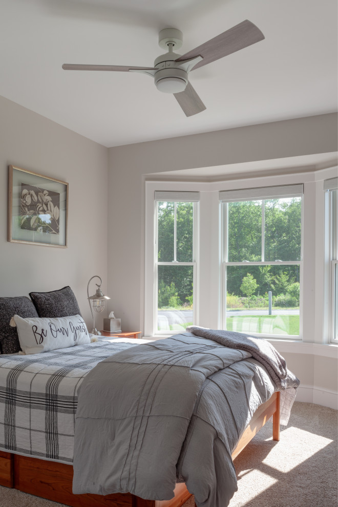 Imagen de habitación de invitados actual sin chimenea con paredes beige, moqueta y suelo beige