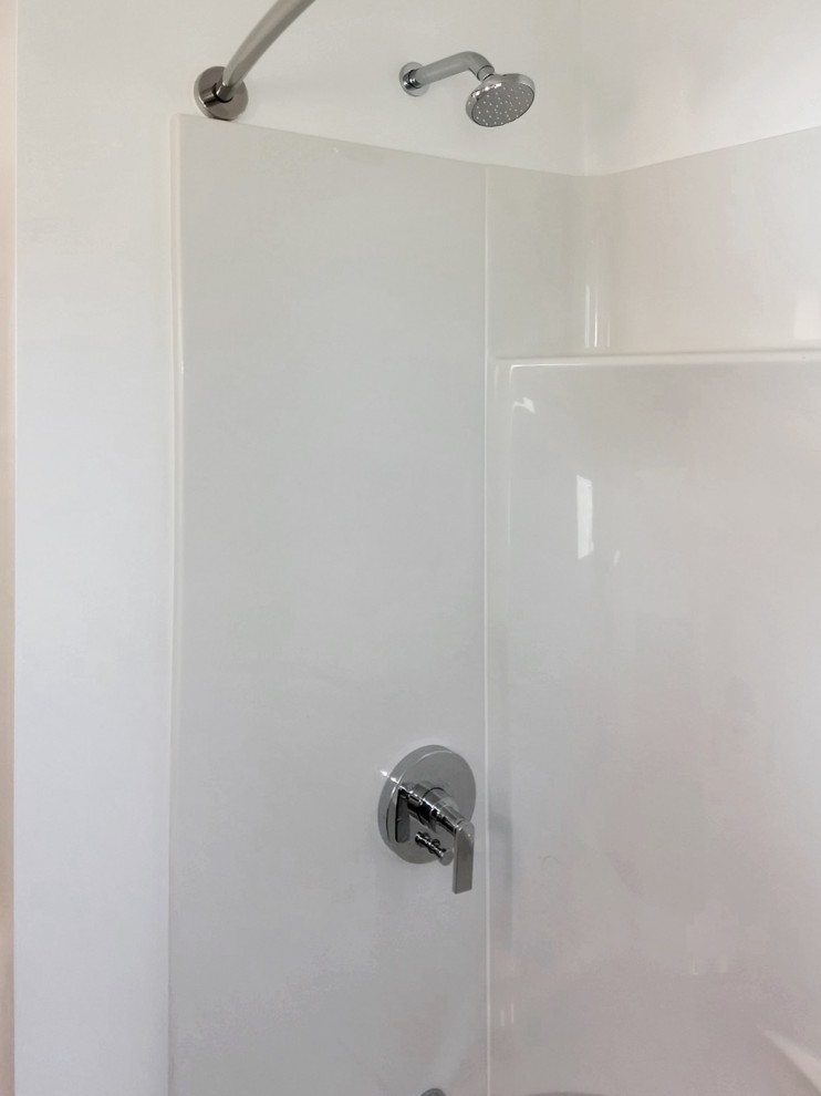 Idéer för stora vintage vitt badrum med dusch, med släta luckor, bruna skåp, vita väggar, mosaikgolv och flerfärgat golv
