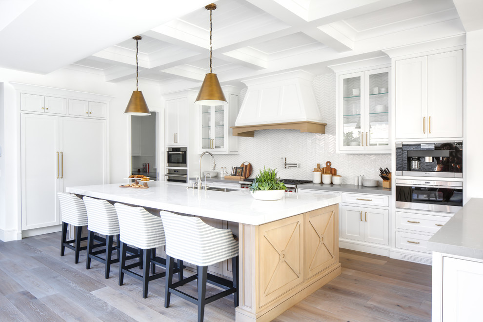 This is an example of a coastal kitchen in Los Angeles.