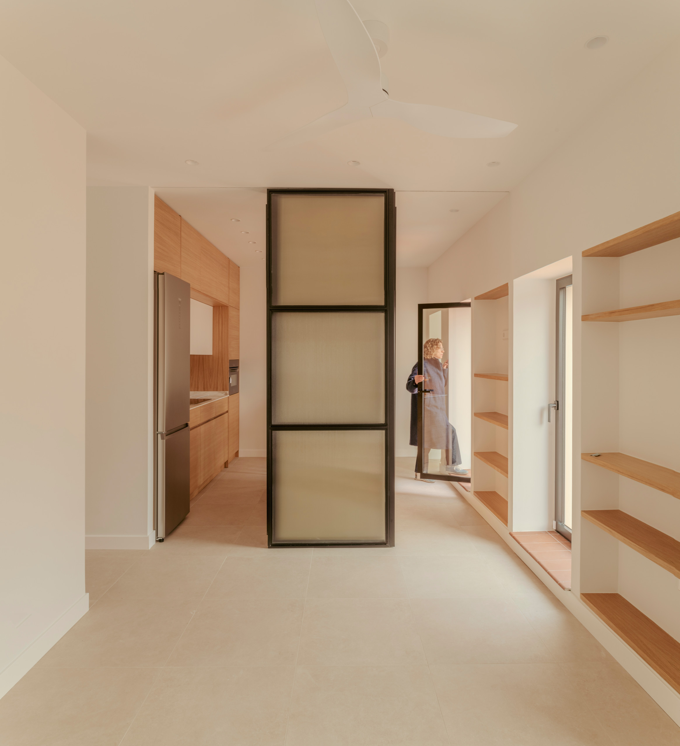 Vista desde el salón hacia la cocina. Mamparas recogidas.