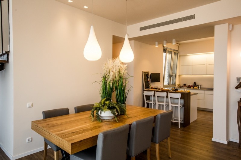 Design ideas for a modern dining room in Tel Aviv.