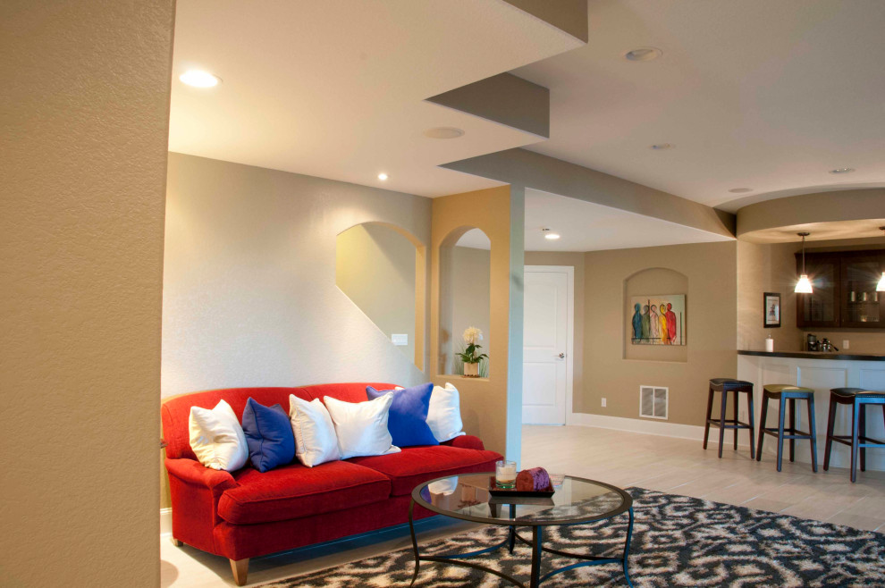 Cette photo montre un sous-sol tendance donnant sur l'extérieur avec un bar de salon, une cheminée ribbon, un manteau de cheminée en plâtre et un plafond décaissé.