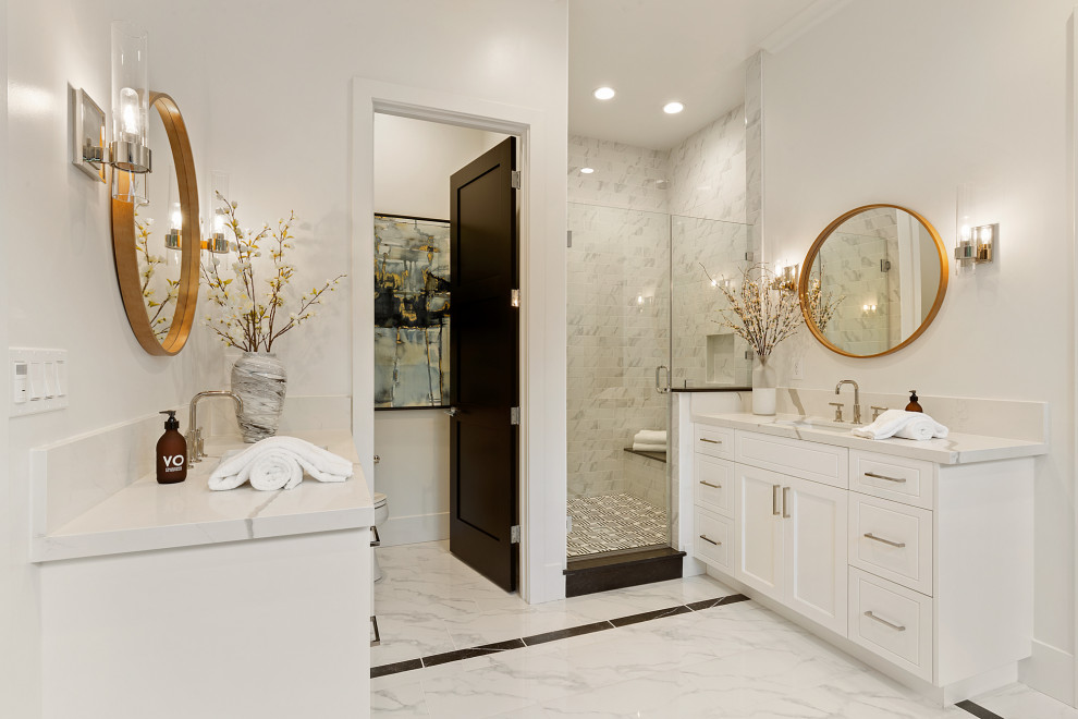 Bild på ett funkis vit vitt en-suite badrum, med skåp i shakerstil, vita skåp, ett fristående badkar, en dusch i en alkov, vit kakel, marmorkakel, vita väggar, ett undermonterad handfat, bänkskiva i kvarts, vitt golv och dusch med gångjärnsdörr