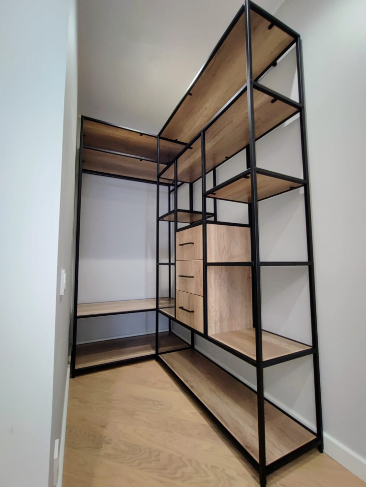 Свежая идея для дизайна: гардеробная комната среднего размера в стиле лофт с светлыми деревянными фасадами и бежевым полом - отличное фото интерьера