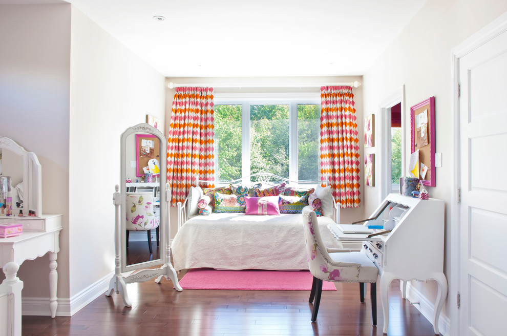 Photo of a transitional kids' bedroom for kids 4-10 years old and girls in Montreal with white walls.