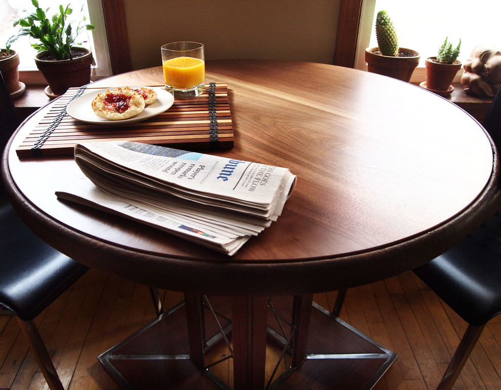 Example of an urban dining room design in Chicago