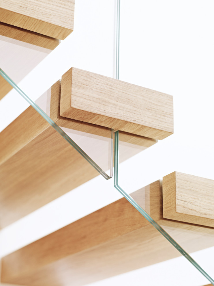 Foto di una scala a "U" contemporanea con pedata in legno, alzata in legno e parapetto in vetro