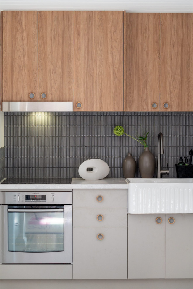 Идея дизайна: кухня в скандинавском стиле с серыми фасадами, серым фартуком, фартуком из керамогранитной плитки и белой столешницей