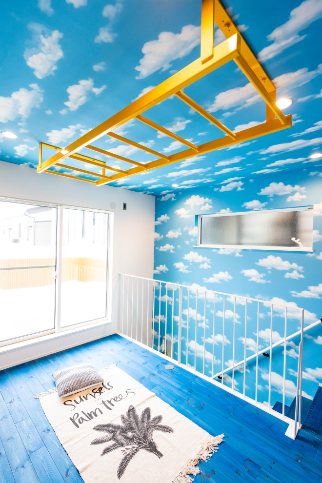 他の地域にあるアジアンスタイルのおしゃれなファミリールーム (青い壁、青い床、クロスの天井、壁紙) の写真