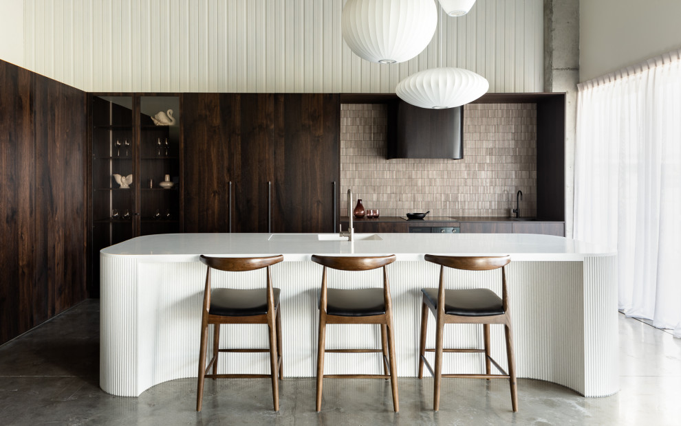 Offene, Einzeilige, Große Moderne Küche mit dunklen Holzschränken, Küchenrückwand in Braun und brauner Arbeitsplatte in Sonstige