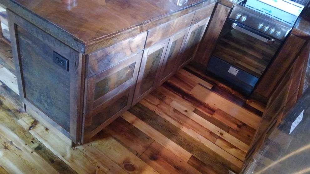 Enclosed kitchen - small rustic u-shaped medium tone wood floor and brown floor enclosed kitchen idea with an undermount sink, medium tone wood cabinets, brown backsplash, a peninsula and brown countertops