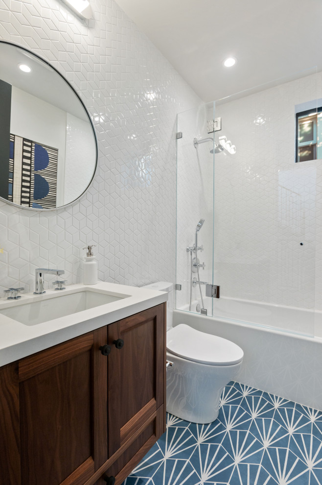 Immagine di una stanza da bagno per bambini classica di medie dimensioni con mobile bagno freestanding