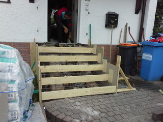 Treppe zur Haustür neu betonieren und mit Naturstein ...