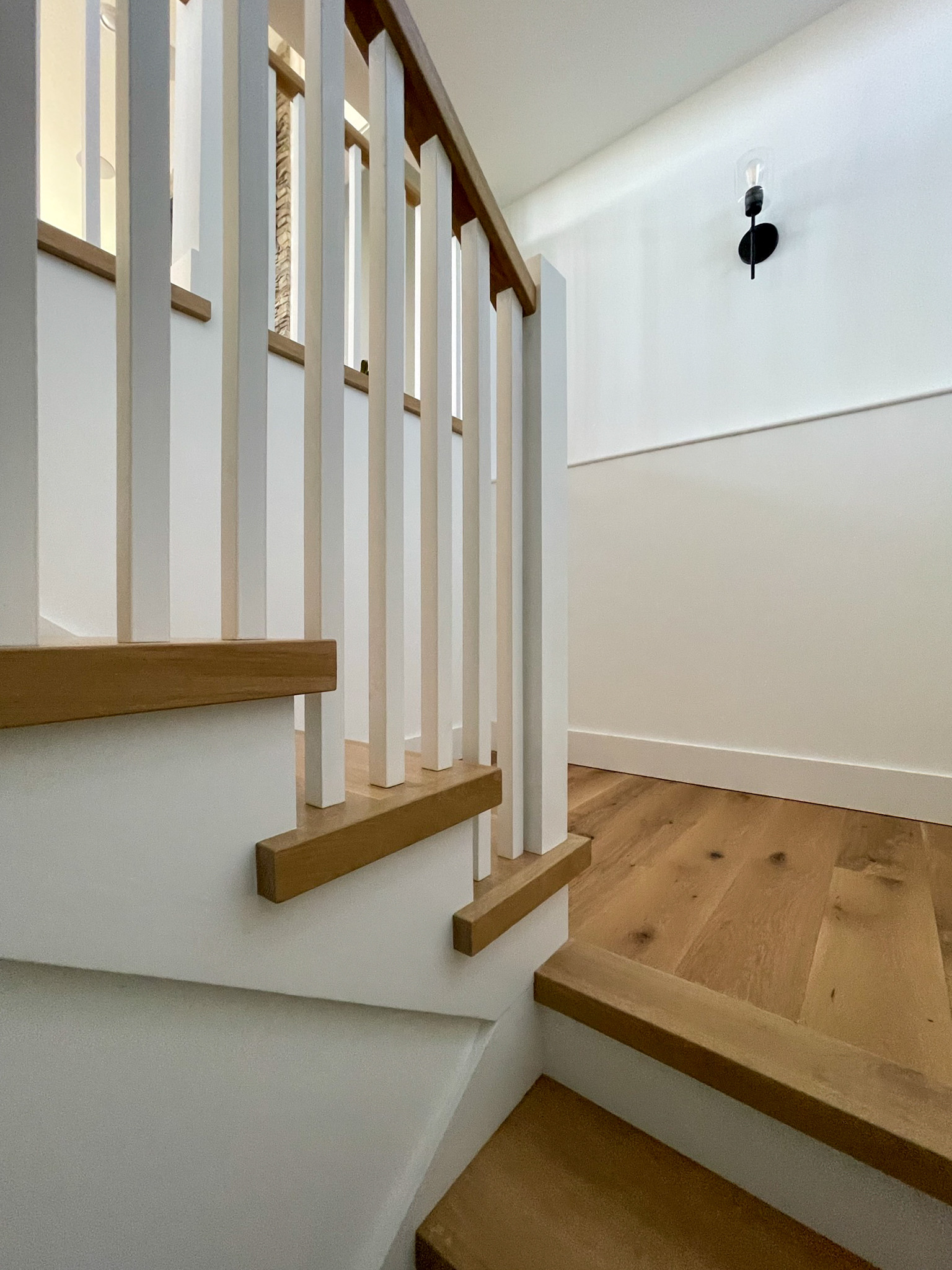 91_U-Shaped Floating Staircase Surrounded by Bucolic Mountain Views, Winchester,