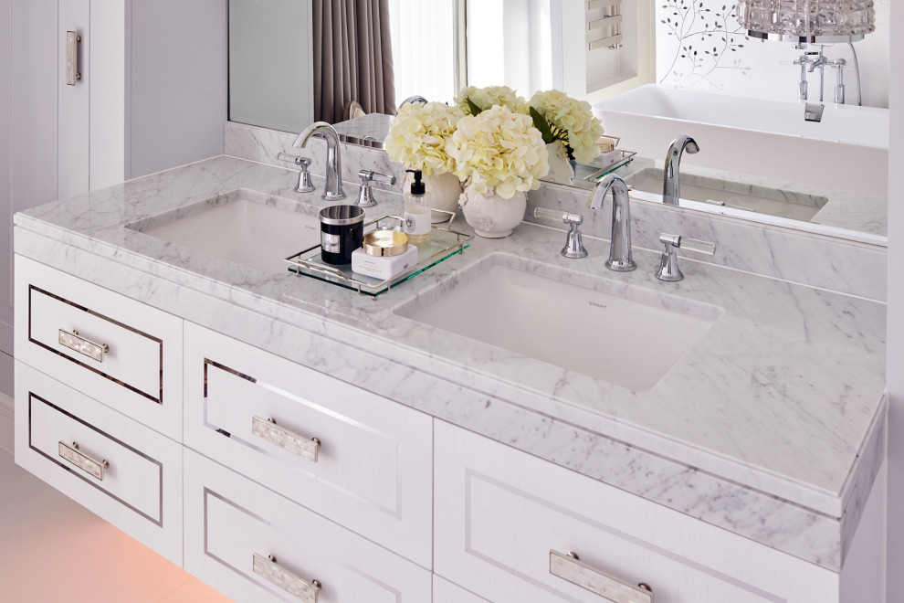 Esempio di una grande stanza da bagno padronale minimal con piastrelle a specchio, lavabo sospeso, top in marmo, top grigio e mobile bagno sospeso