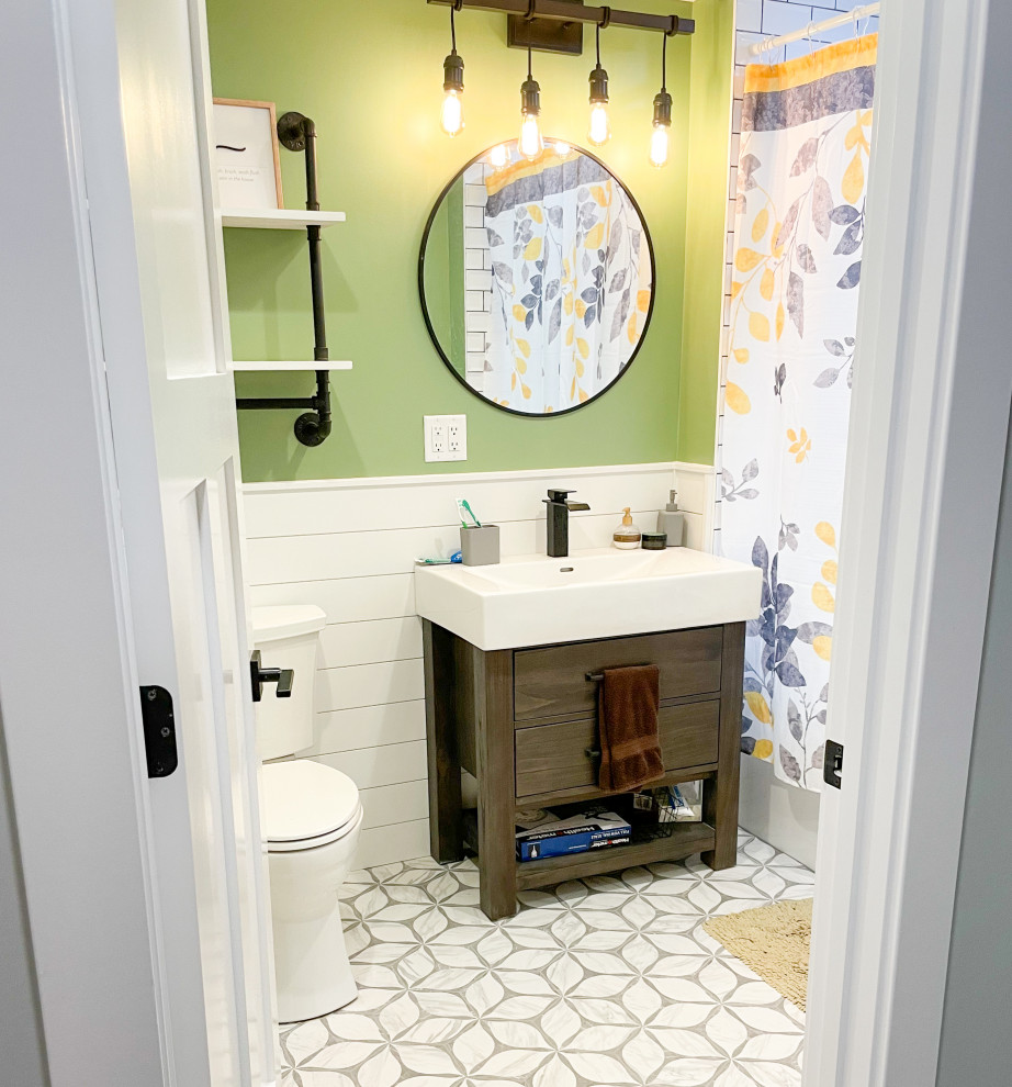 Exempel på ett mellanstort amerikanskt vit vitt badrum för barn, med luckor med infälld panel, skåp i mellenmörkt trä, ett badkar i en alkov, en dusch/badkar-kombination, en toalettstol med separat cisternkåpa, vit kakel, porslinskakel, gröna väggar, klinkergolv i keramik, ett integrerad handfat, bänkskiva i akrylsten, beiget golv och dusch med duschdraperi