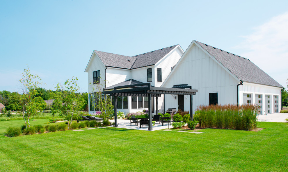 Diseño de jardín de estilo de casa de campo grande en patio trasero con camino de entrada y exposición total al sol