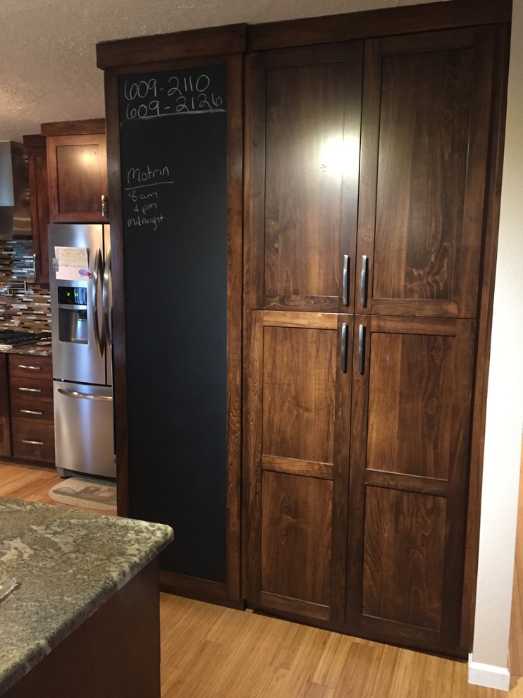 Kitchen - transitional kitchen idea in Albuquerque