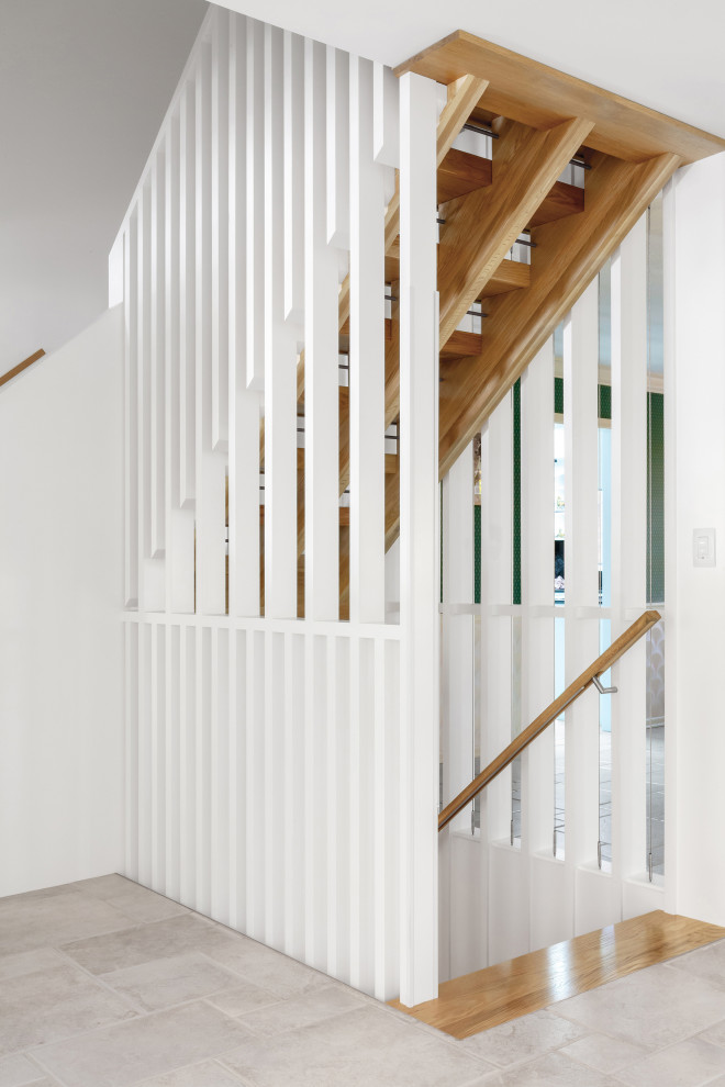 Foto de escalera en L nórdica de tamaño medio sin contrahuella con escalones de madera, barandilla de madera y madera