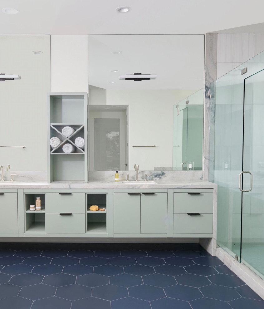Стильный дизайн: большая главная ванная комната в стиле модернизм с плоскими фасадами, зелеными фасадами, накладной ванной, угловым душем, инсталляцией, серой плиткой, каменной плиткой, белыми стенами, полом из керамической плитки, врезной раковиной, столешницей из талькохлорита, синим полом, душем с распашными дверями, разноцветной столешницей, сиденьем для душа, тумбой под две раковины и подвесной тумбой - последний тренд