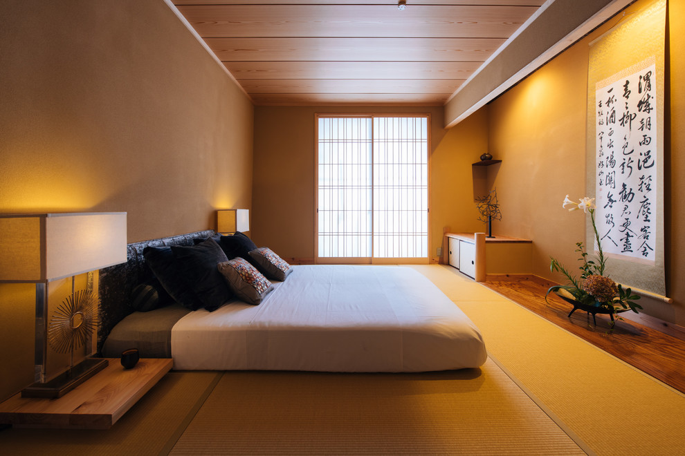 Cette image montre une chambre parentale asiatique avec un mur beige, un sol de tatami et un sol beige.