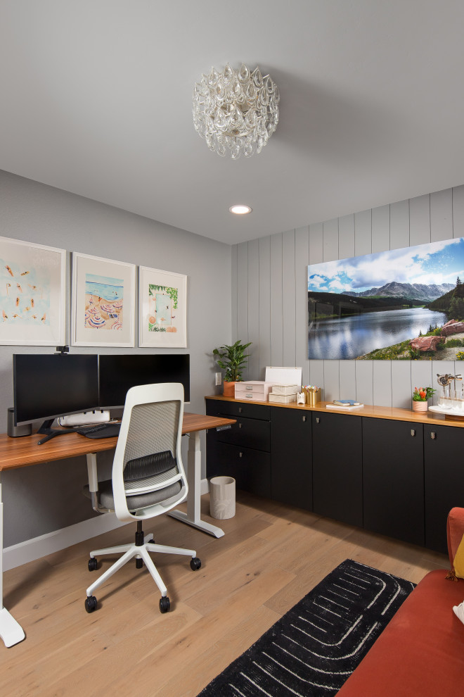 Mittelgroßes Maritimes Arbeitszimmer mit grauer Wandfarbe, hellem Holzboden, freistehendem Schreibtisch, braunem Boden und Holzdielenwänden in San Diego