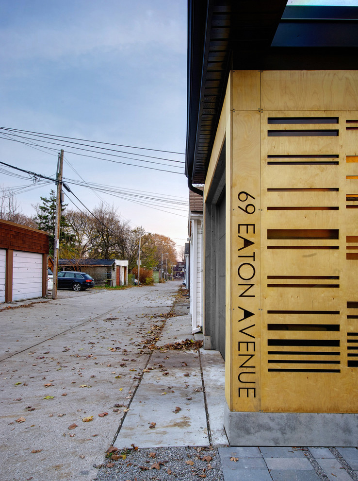 Photo of a contemporary shed and granny flat in Toronto.