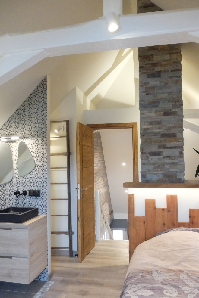 Стильный дизайн: спальня в стиле модернизм с фасадом камина из каменной кладки и балками на потолке - последний тренд