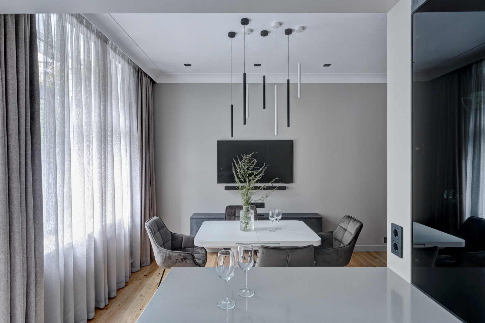 "Смокинг". Квартира на наб. Т. Шевченко